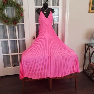 Laundry by Shelli Segal

V-Neck Pleated Gown